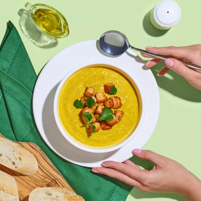 GÜL KƏLƏM, KARRİ VƏ TPYUĞUN DÖŞ ƏTİ İLƏ KREM-ŞORBA